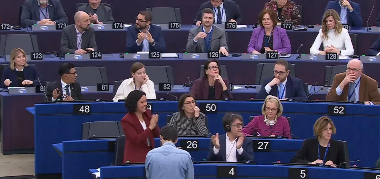 Reakcja europosłów po głosowaniu nad rezolucją wzywającą do skierowania umowy UE–Mercosur do Trybunału Sprawiedliwości UE podczas sesji plenarnej Parlamentu Europejskiego w Strasburgu 21 stycznia 2026 r.