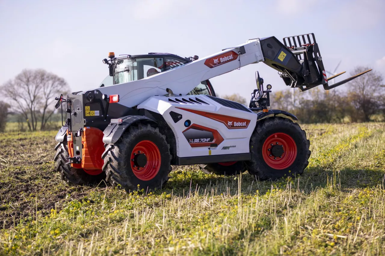 Louis Keller testuje prototyp ładowarki M-440.