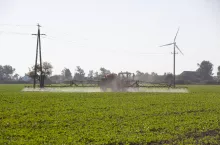 Słupy na polu? Rolnicy mogą żądać pieniędzy nawet lata wstecz
