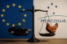 Symboliczne przedstawienie relacji handlowych UE–Mercosur: po jednej stronie przemysł motoryzacyjny, po drugiej produkcja rolna.