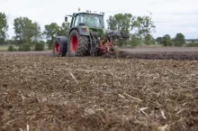 Orka i obornik na polu