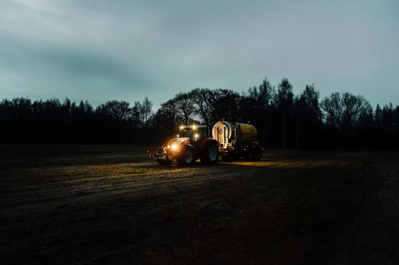 Widzisz więcej, ryzykujesz mniej. Poradnik: jak dobrać oświetlenie maszyn do pracy po zmroku?