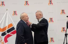 Prezes Martyniuk odbiera odznaczenie od prezesa Podlaskiego Klubu Biznesu