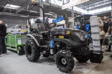 Ciągnik sadowniczy Solis H26 doposażony przez firmę Królikw system autoprowadzenia GoTrak.