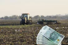 Ciągnik z broną talerzową podczas jesiennej uprawy gleby