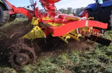 W miejscach chętnie odwiedzanych przez krety, podczas zbiorów należy kosić odpowiednio wyżej, nawet jeśli na wiosnę wykonaliśmy zabieg rozgarniający kopce.