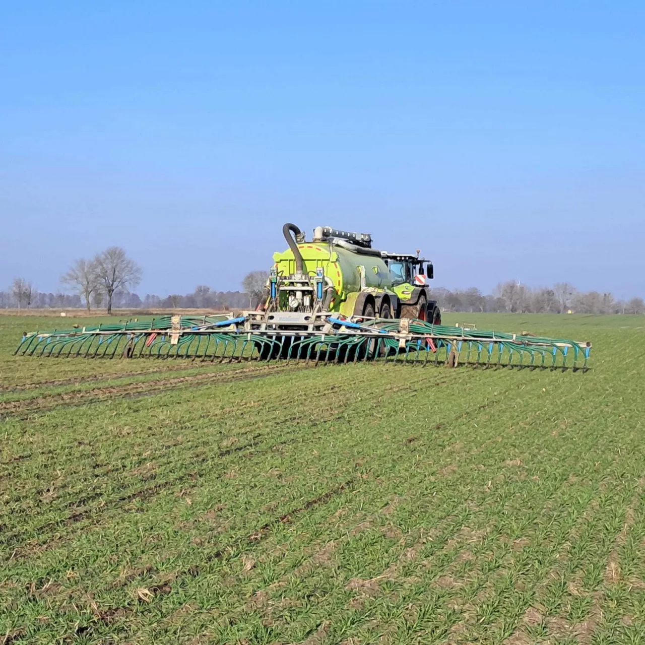 Aplikująca poferment firma Agronawóz dysponuje beczką o poj. 20 tys. l oraz 15-m aplikatorem z wężami wleczonymi.
