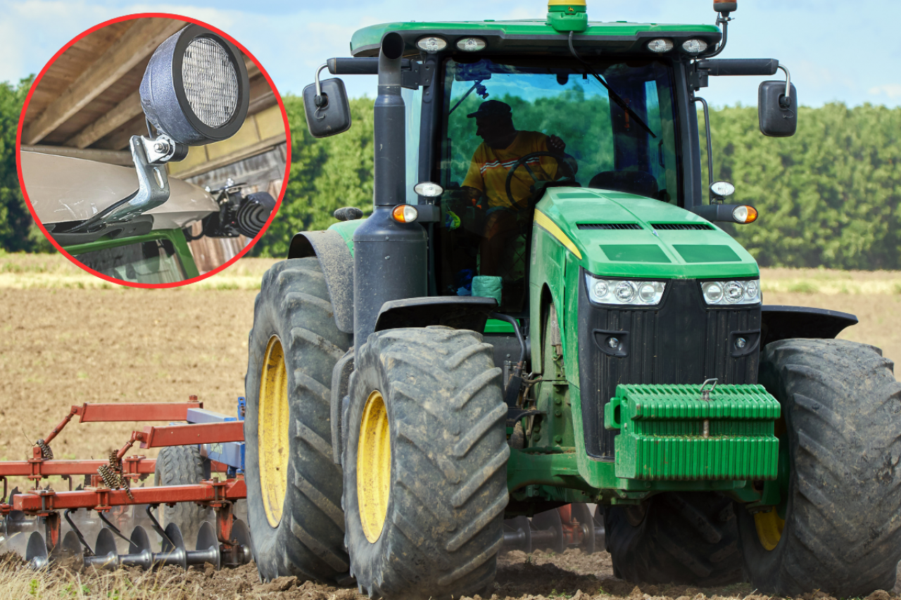 Ciągnik rolniczy w polu z dodatkowym oświetleniem roboczym.