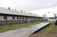 Budynek chlewni z wagą najazdową na terenie gospodarstwa.