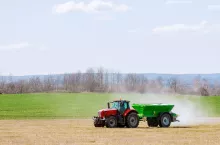 Zabieg nawożenia nawozem mineralnym