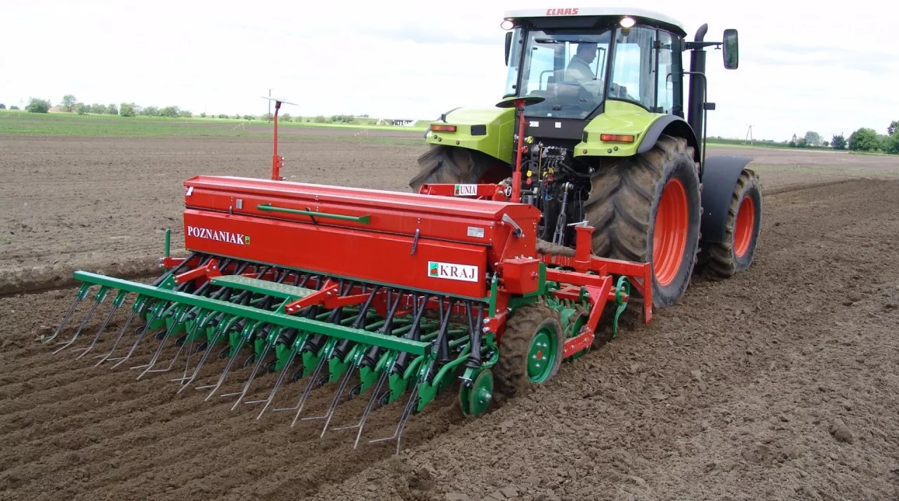 Pracy polowe podczas siewu upraw jarych