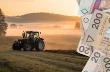 Ciągnik jedzie w polu. Na pierwszym planie polskie banknoty