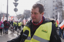 Adrian Wawrzyniak, rzecznik NSZZ Rolników Indywidualnych ”Solidarność”, wypowiada się podczas protestu rolników we Wrocławiu