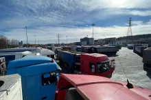 Nagromadzenie transportów z zbożem  na portowym parkingu