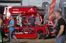 Rolnicy rozglądają sprzęt na wystawie maszyn rolniczych