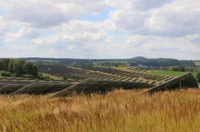 Rolnik sprzedaje grunt pod drogę do fotowoltaiki. Jak rozliczyć VAT przy płatności w ratach?