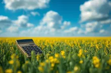 Rolnik chce pożyczyć pieniądze od swojej grupy producentów. Czy zapłaci VAT?