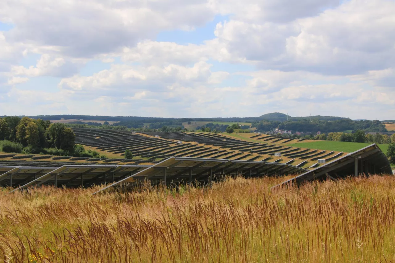 Rolnik sprzedaje grunt pod drogę do fotowoltaiki. Jak rozliczyć VAT przy płatności w ratach?