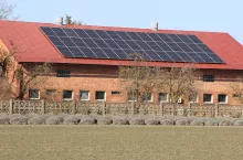 Jeśli chodzi o instalacje fotowoltaiczne, wiele gospodarstw korzysta z nich już dziś w modelu prosumenckim