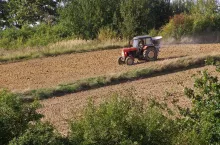 ciągnik na polu podczas prac polowych