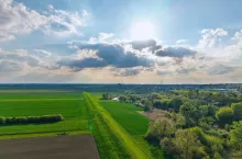 Ponad 80% polskich gospodarstw ma mniej niż 15 ha, ale struktura rolnictwa zaczyna się zmieniać. Najnowsze dane ARiMR pokazują rosnącą koncentrację gruntów, zwłaszcza w grupie obszarowej 50–100 ha.