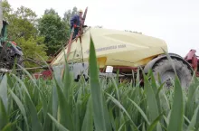 Nalewanie fungicydów do opryskiwacza w fazie liścia flagowego - zabieg T2