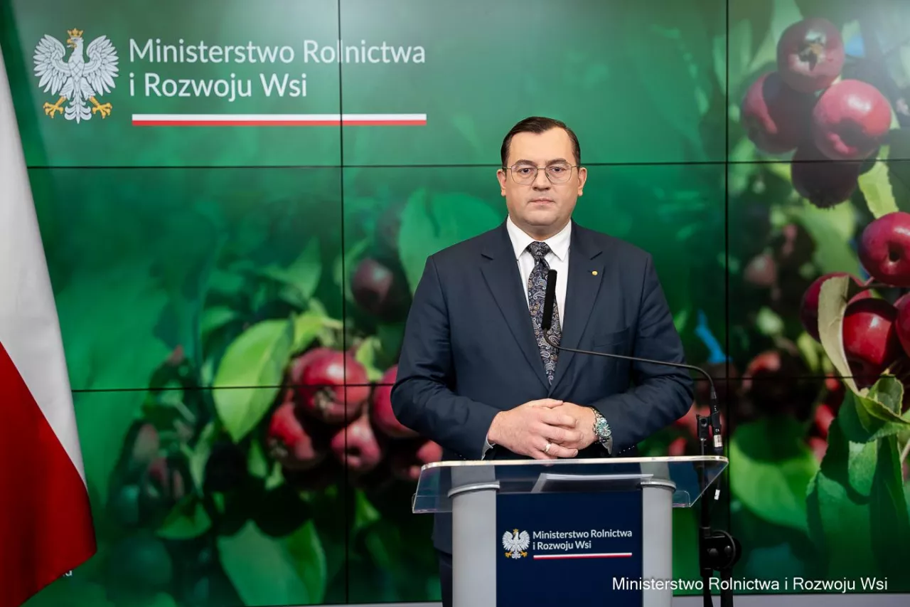 Minister rolnictwa Stefan Krajewski podczas konferencji w resorcie