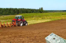 ziemia rolna, traktor, banknoty po lewej u dołu
