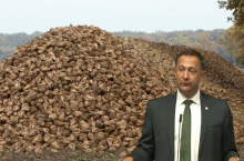 Komisarz Ue ds. rolnictwa Christophe Hansen na tle pryzmy buraków cukrowych