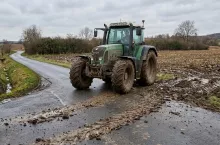 Błoto naniesione z pola na drogę to śmiertelne zagrożenie - uważają policjanci