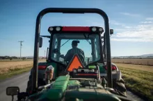 Wyprzedzanie ciągnika na drodze – rolnik powinien to zrobić!