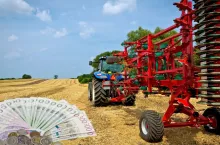 pole, banknoty po lewej u dołu, po prawej maszyna rolnicza