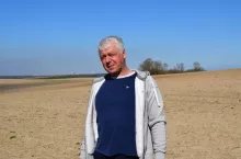 Radosław Romanowski, właściciel gospodarstwa w miejscowości Kominki, gm. Kolno (pow. olsztyński) podpowiada, żeby wszystko robić z głową zachowując równowagę między wczesnością odmiany, a apetytem na wyższy plon