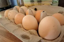 Jajka w wytłaczance na stole kuchennym