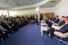 Dyskusja ekspertów podczas panelu otwierającego VII Europejskie Forum Rolnicze w Jasionce, poświęconego ocenie ekoschematów w latach 2023–2024. Na zdjęciu widoczna pełna sala uczestników oraz prelegenci omawiający propozycje zmian w systemie wsparcia rolników.