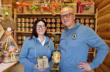 Patrycja i Łukasz Szarawagowie od siedmiu lat zajmują się pszczelarstwem. Dziś ich miody cieszą się uznaniem w regionie, co tylko motywuje ich do dalszego działania. I kto by pomyślał, że z trzech uli urośnie rodzinny biznes.