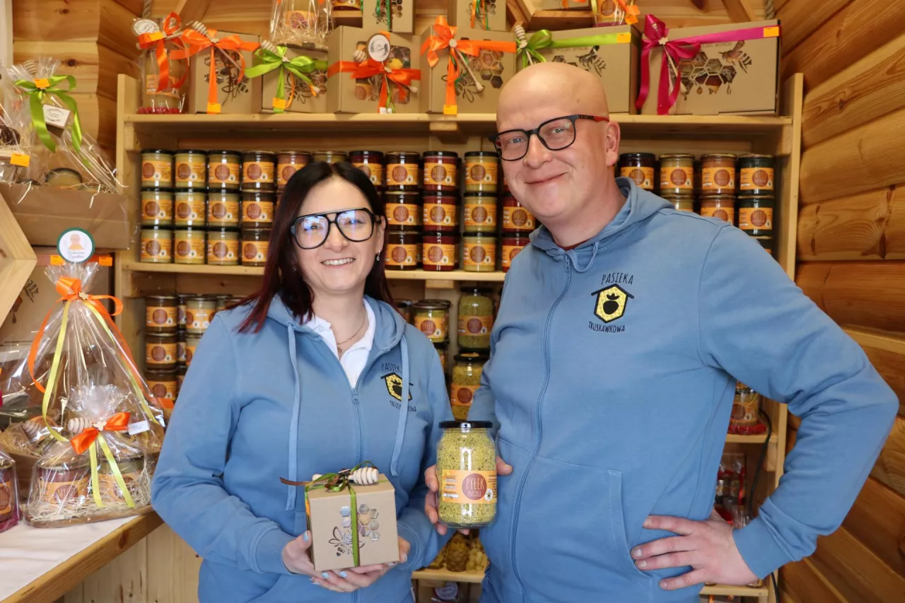 Patrycja i Łukasz Szarawagowie od siedmiu lat zajmują się pszczelarstwem. Dziś ich miody cieszą się uznaniem w regionie, co tylko motywuje ich do dalszego działania. I kto by pomyślał, że z trzech uli urośnie rodzinny biznes.