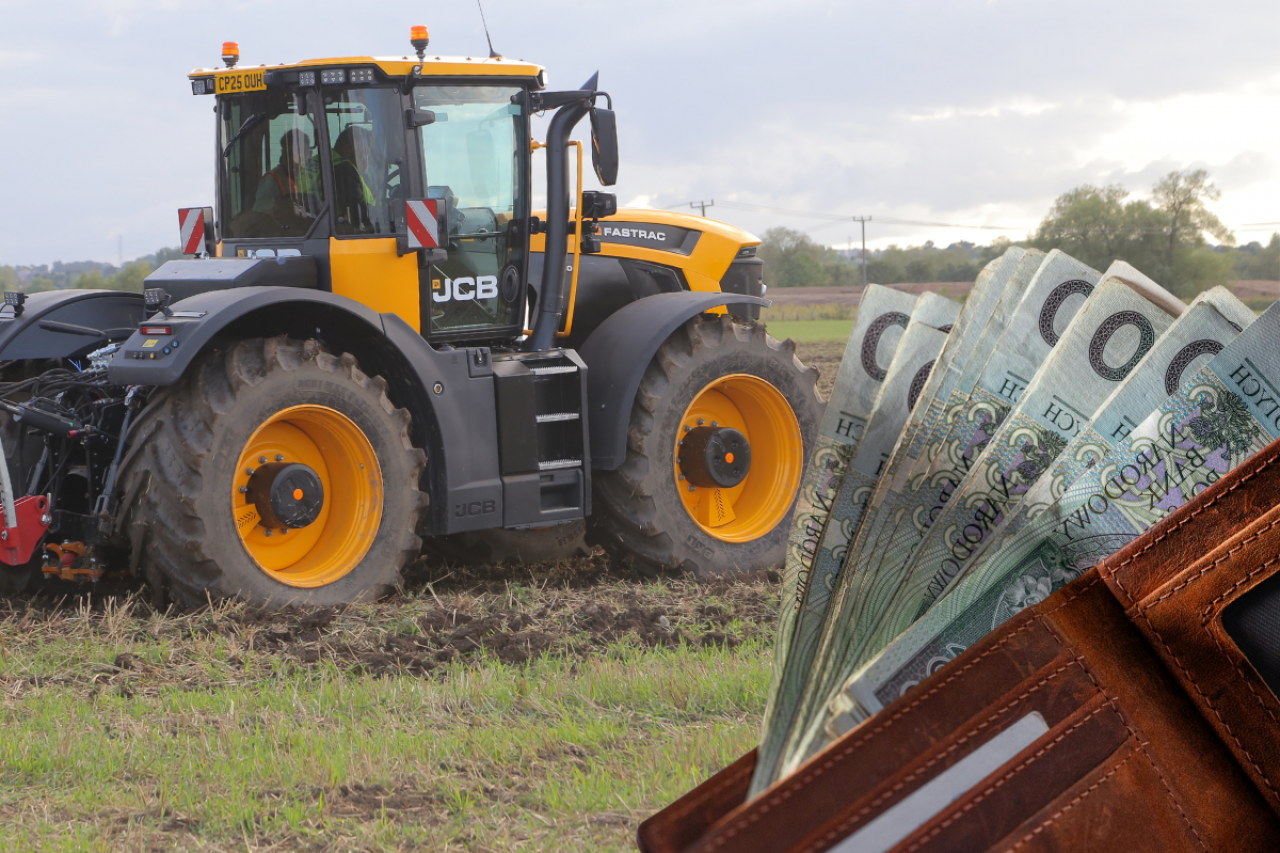 Ciągnik rolniczy pracujący w polu, na pierwszym planie portfel z banknotami – symbol kosztów lub finansowania w rolnictwie.