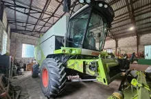 Białoziolny kombajn Claas Tucano 440 w garażu