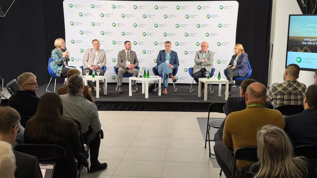 Panel: Żywa gleba jako klucz do stabilnych agroekosystemów: rola bioróżnorodności i praktyk regeneratywnych. Moderatorem jest dr Maria Walerowska, redaktor naczelna top agrar Polska