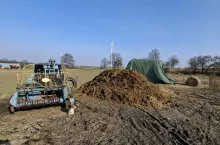 Rolnik został zmuszony do przeniesienia stogu dalej od zabudowań