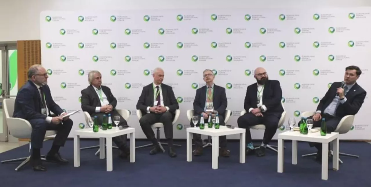 Od lewej: Karol Bujoczek, Dyrektor Wydawniczy – Przewodniczący Rady Redaktorów AgroHorti Media, Paweł Barczak, rolnik z woj. kujawsko-pomorskiego, Andrzej Chodkowski, ekspert, prof. dr hab. Waldemar Treder z Instytutu Ogrodnictwa – Państwowy Instytut Badawczy w Skierniewicach, Krzysztof Chęć, Dyrektor Departamentu Ochrony Przed Powodzią i Suszą, Wody Polskie i Tomasz Parzybut, prezes zarządu, Stowarzyszenie Rzeźników i Wędliniarzy RP.