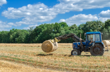 ciągnik, widły, słoma
