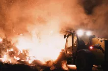 Podpalacz puścił z dymem ponad 1000 balotów. Jest nagroda za jego wskazanie