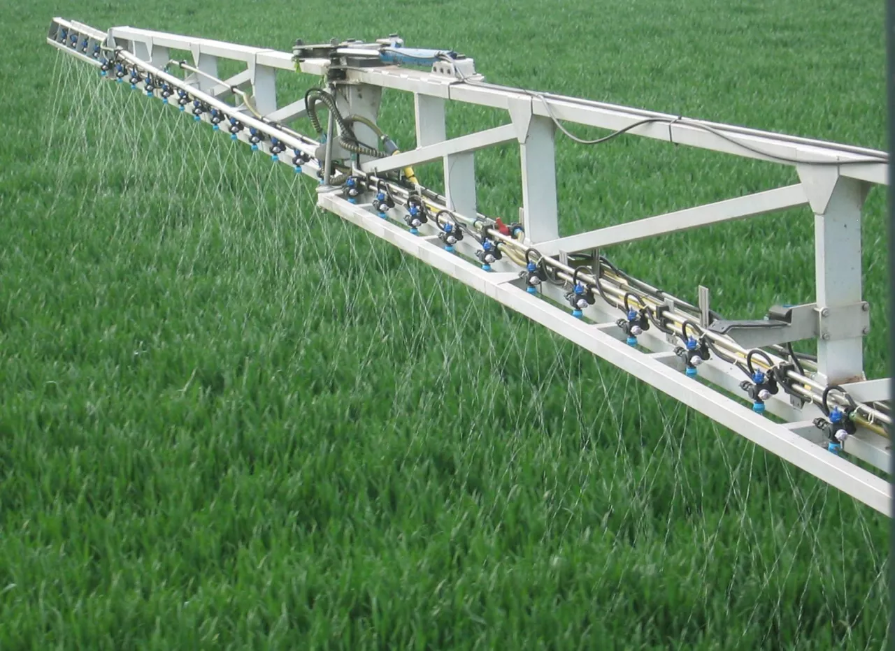 Rozpylacze na belce polowej dwustrumieniowe