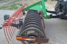 Wał wykonany z grubościennej rury, który na czas siewu zawiesza z przodu ciągnika na przednim TUZ