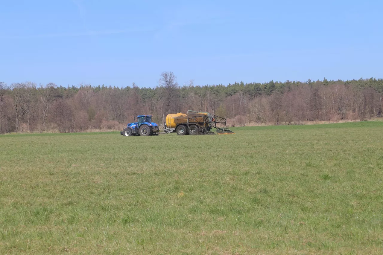nawożenie łąki, rozsiewacz, łąka, użytki zielone