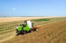 Widok z lotu ptaka na kombajn zbierający plony