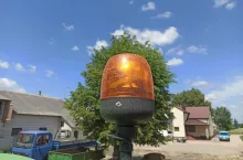 żółty kogut w ciągniku