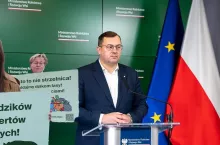 Minister rolnictwa przypomniał, że walka z ASF trwa w Polsce od 2014 roku, a jednym z kluczowych narzędzi pozostaje bioasekuracja oraz kontrola populacji dzików 